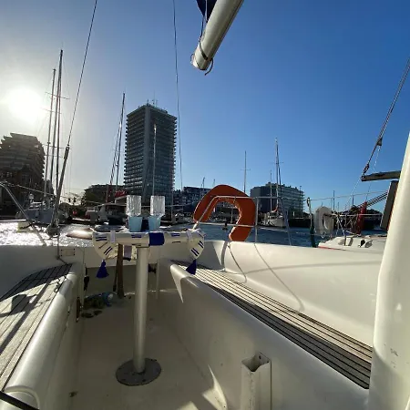 Hotel en barco Unieke Slaapervaring Op Een Zeilboot In Het Centrum Van